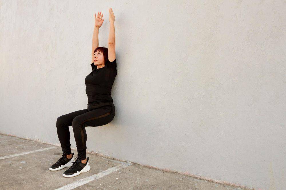 Ilustrasi wanita melakukan wall sit (freepik.com/freepik)