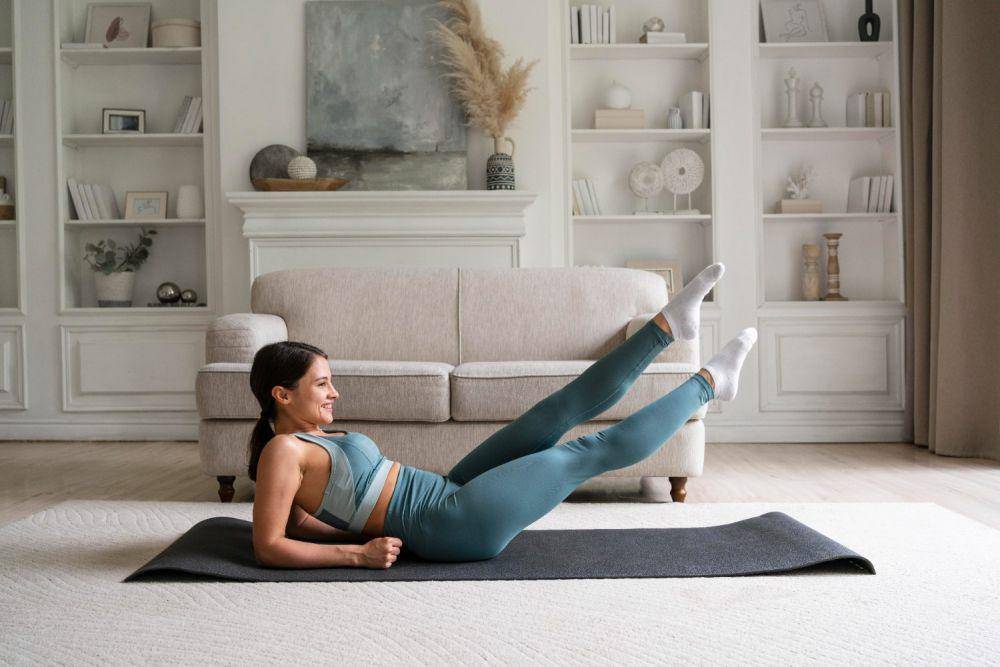 Ilustrasi wanita melakukan straight leg raise (freepik.com/freepik)
