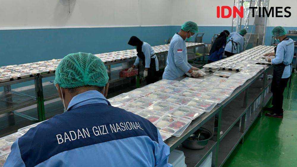 Petugas menyiapkan makanan di SPPG Gagaksipat, Boyolali. (IDN Times/Larasati Rey)