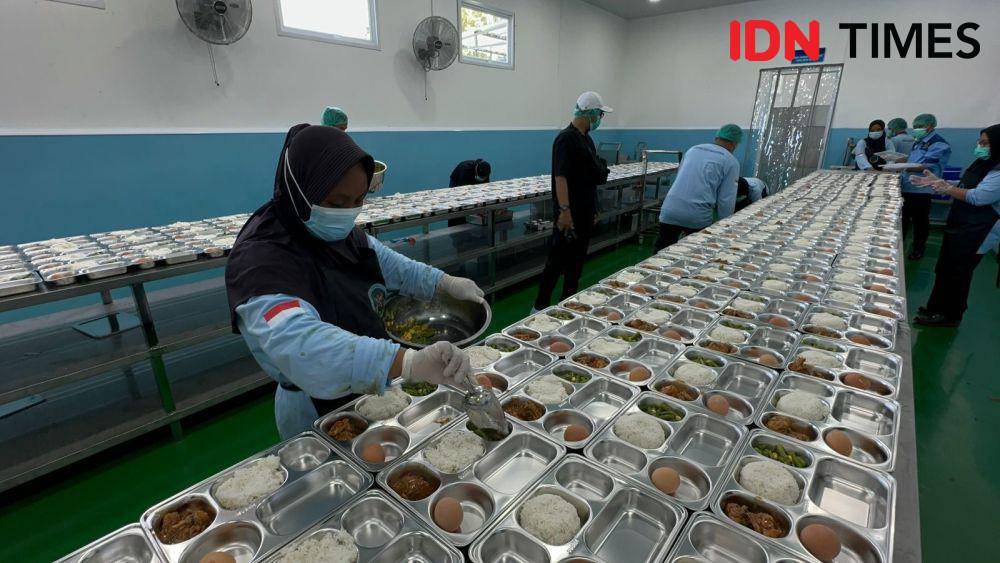 Petugas menyiapkan makanan di SPPG Gagaksipat, Boyolali. (IDN Times/Larasati Rey)