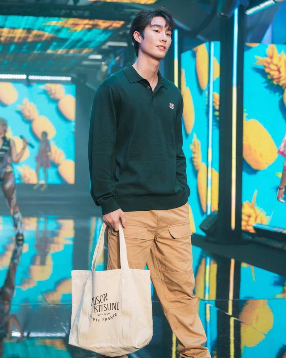 potret outfit kuliah pakai polo shirt ala Force Jiratchapong (instagram.com/fforce_)