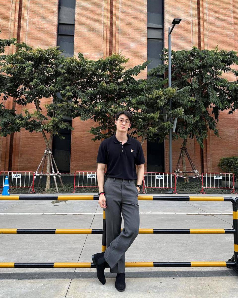 potret outfit kuliah pakai polo shirt ala Force Jiratchapong (instagram.com/fforce_)