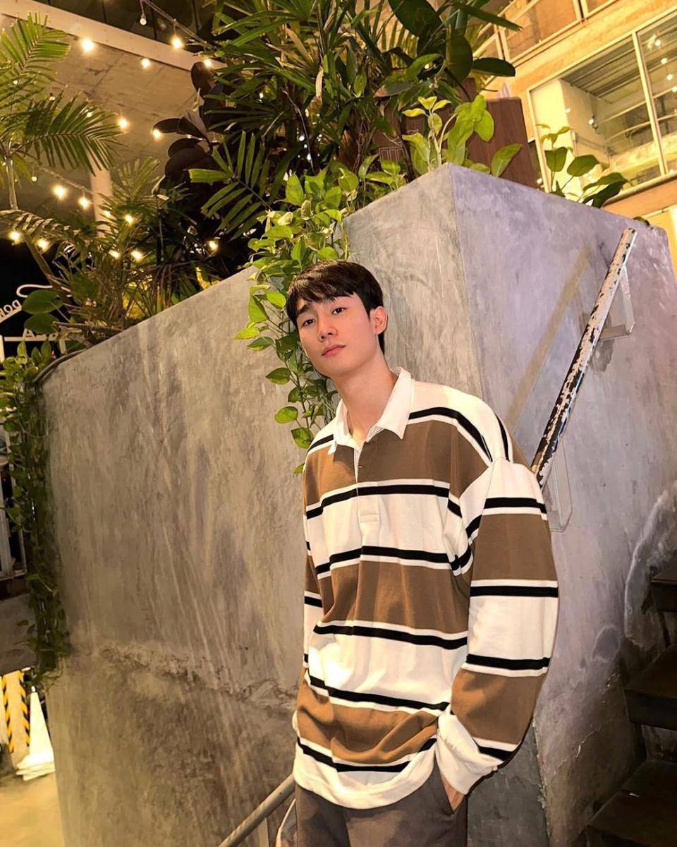 potret outfit kuliah pakai polo shirt ala Force Jiratchapong (instagram.com/fforce_)