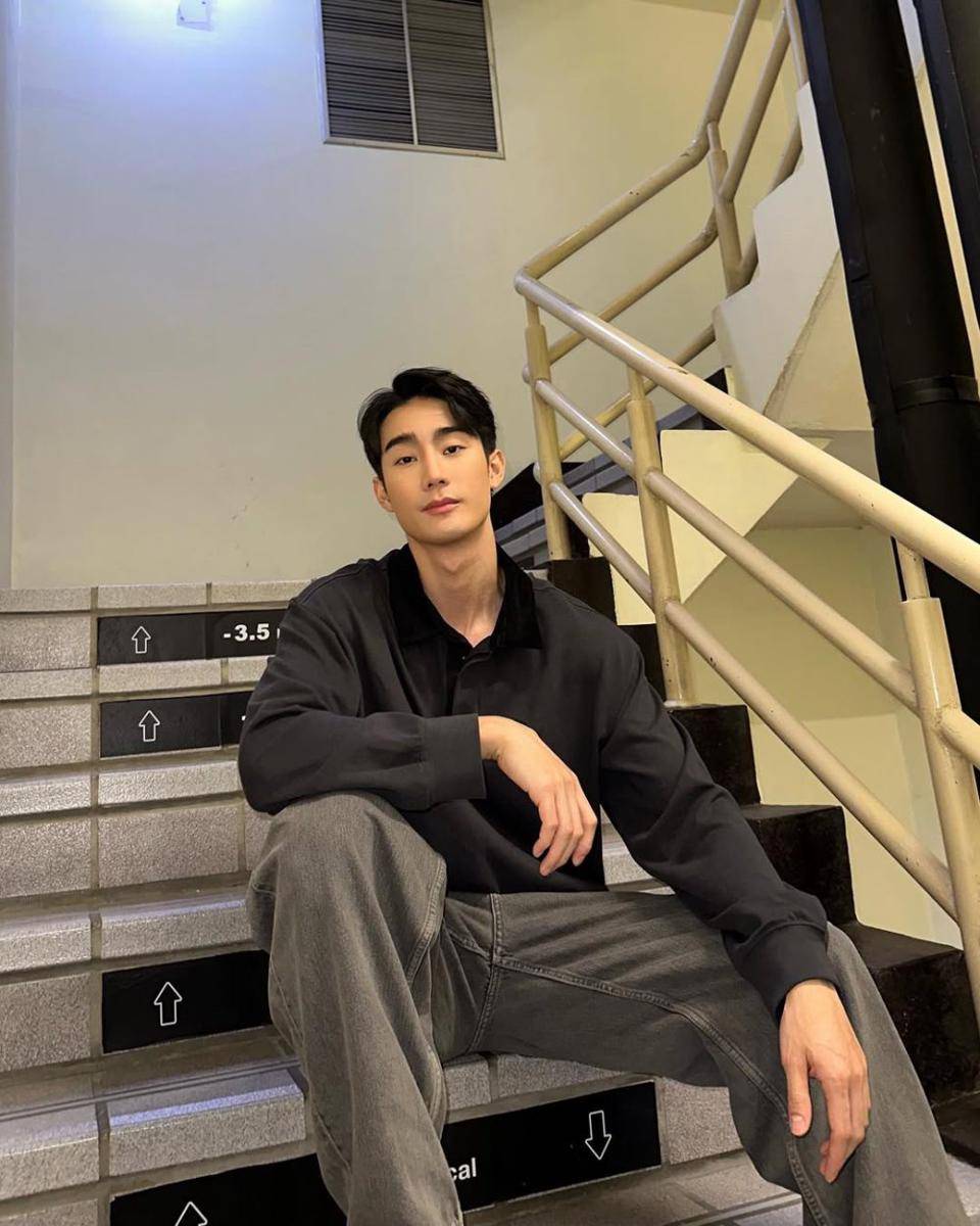 potret outfit kuliah pakai polo shirt ala Force Jiratchapong (instagram.com/fforce_)