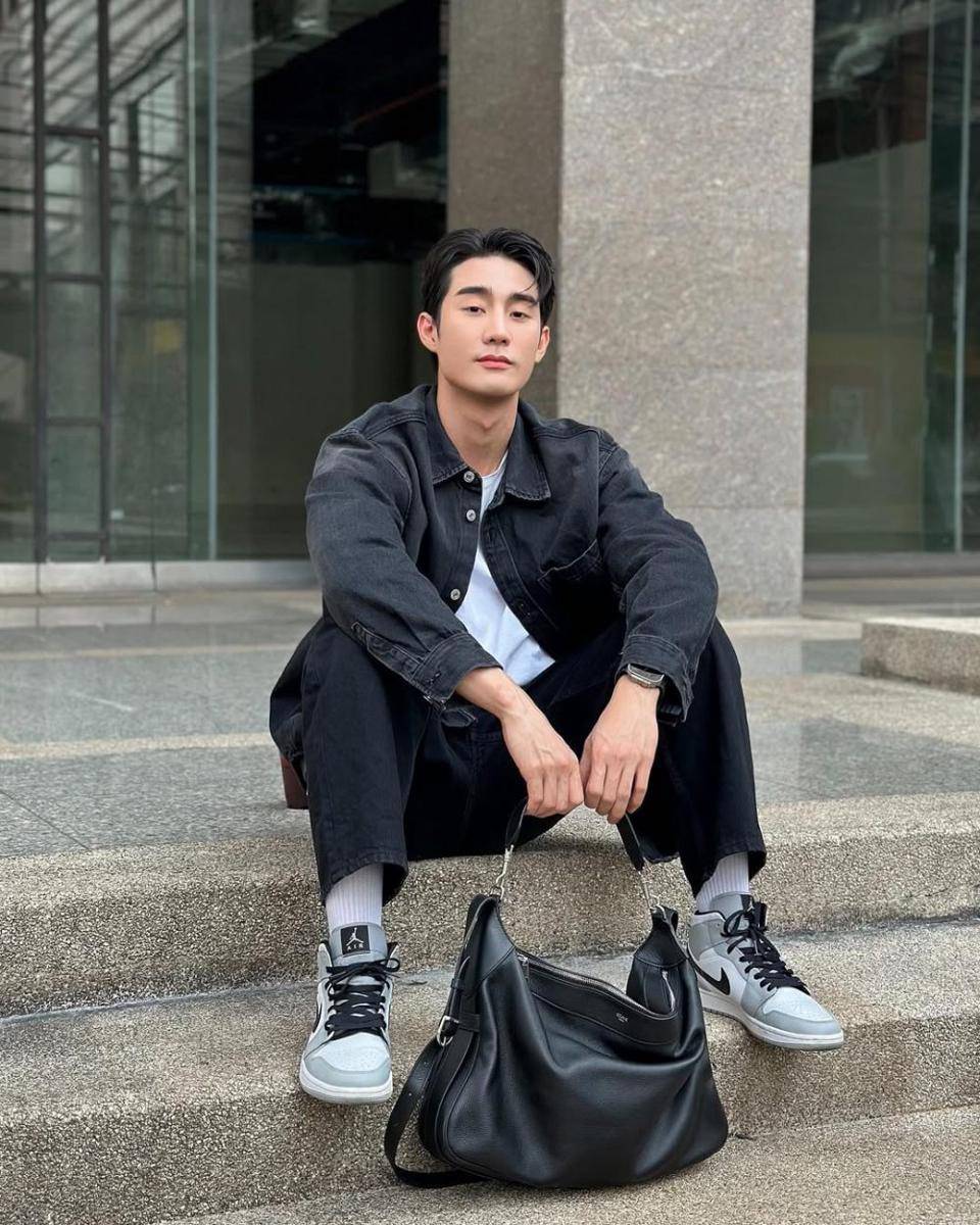 potret gaya kuliah kasual pakai jeans ala Force Jiratchapong (instagram.com/fforce_)