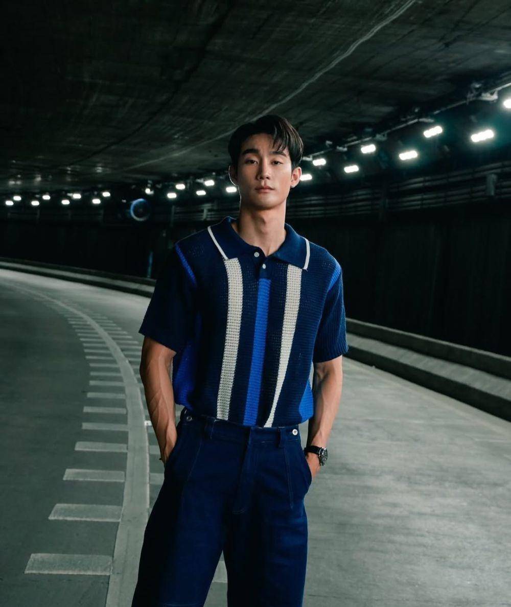 potret outfit kuliah pakai polo shirt ala Force Jiratchapong (instagram.com/fforce_)