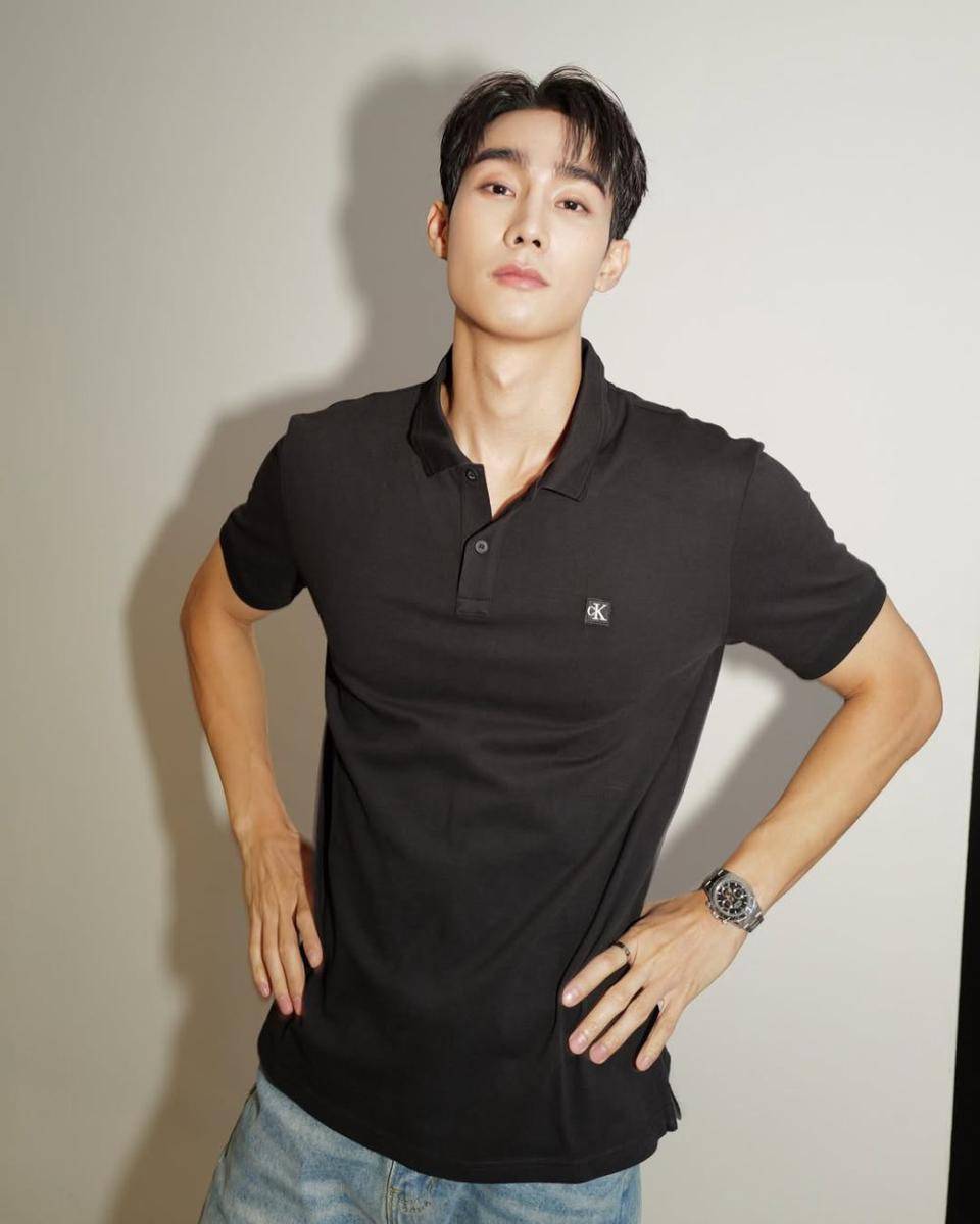 potret outfit kuliah pakai polo shirt ala Force Jiratchapong (instagram.com/fforce_)