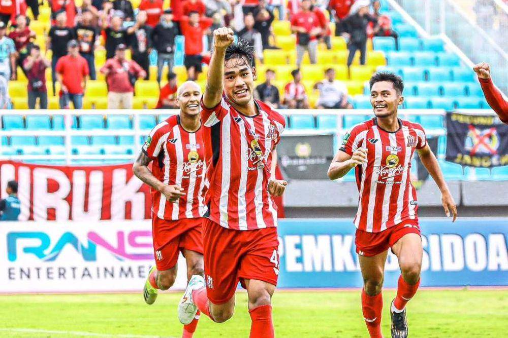 Pemain Deltras Sidoarjo saat merayakan gol kemenangan atas Gresik United pada pekan ke-13 Grup 3 Liga 2 Indonesia 2024/2025. (instagram.com/deltras.official)