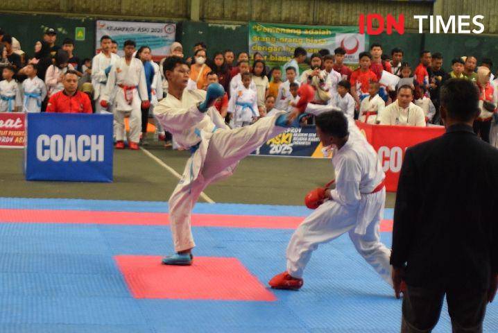 Salah satu atlet karate Cilacap ketika bertanding dalam kelas bergengsi best of the best, Minggu (5/1/2025).(IDN Times/Cokie Sutrisno)