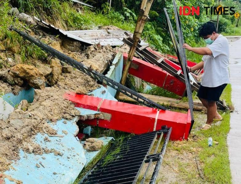 Pagar Puskesmas Samboja yang roboh dan butuh perhatian (IDN Times/Ervan)