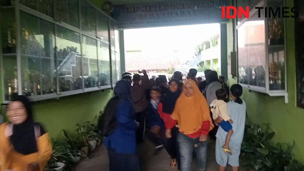 Para orang tua merangsek masuk sekolah menjemput anaknya. IDN Times/ Riyanto.