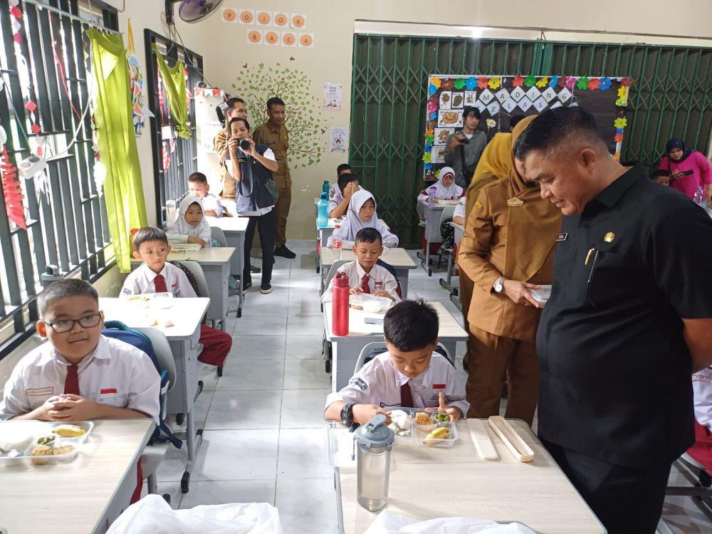 Pembagian makan bergizi gratis (MBG) di sejumlah sekolah di Palembang (Dok: tangkapan layar)