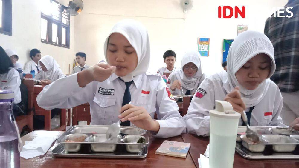 Siswi Kelas IX SMPN 12 Semarang menyanyap menu makan bergizi gratis dengan lahap. (IDN Times/Fariz Fardianto)