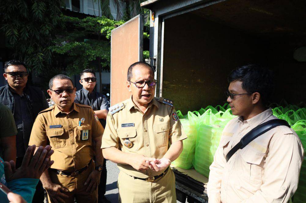 Wali Kota Makassar Moh Ramdhan Pomanto meninjau peluncuran program Makan Bergizi Gratis di SMP 1 Makassar, Senin (6/1/2025). (Dok. Istimewa)