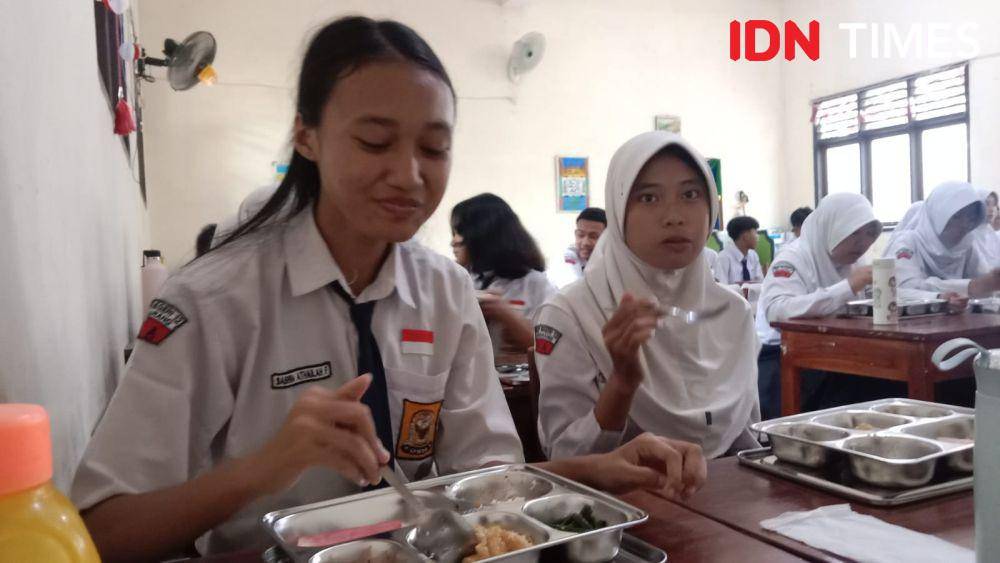Sabrina Kaliya Firdaus dan teman sebangkunya, Nafira Rizki Ananta menyanyap menu makan bergizi gratis. (IDN Times/Fariz Fardianto)