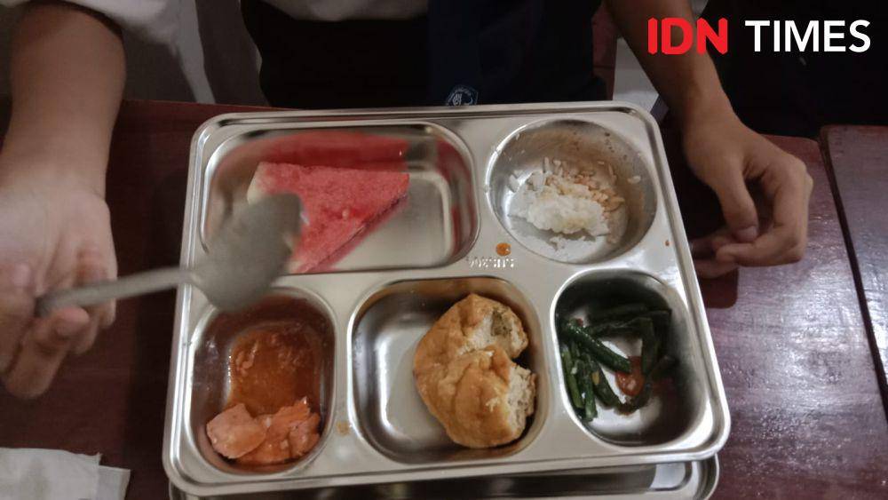 Menu kegiatan makan bergizi gratis yang diberikan kepada siswa SMPN 12 Semarang. (IDN Times/Fariz Fardianto)