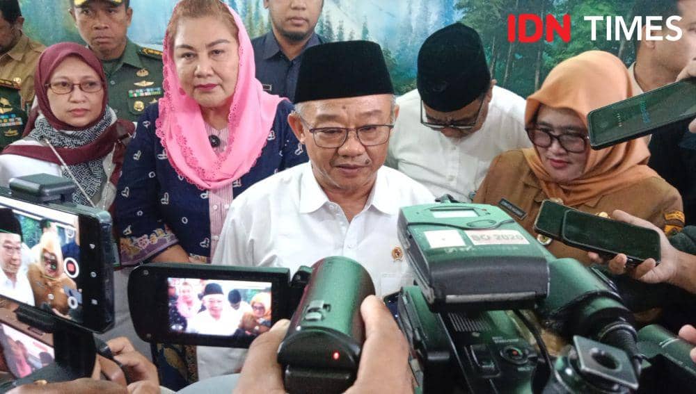 Mendikdasmen Abdul Mu'ti dan Walikota Semarang Hevearita Gunaryanti Rahayu dan Kepala Disdikbud Jateng Uswatun Hasanah. (IDN Times/Fariz Fardianto)