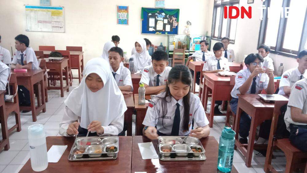 Para siswa Kelas IX SMPN 12 Semarang menyanyap menu dari makan bergizi gratis. (IDN Times/Fariz Fardianto)