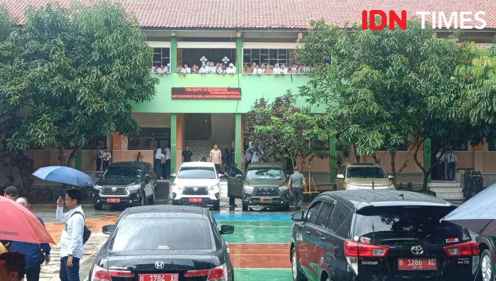 Para siswa SMPN 12 Semarang menonton peresmian makan bergizi gratis dari lantai dua sekolahannya. (IDN Times/Fariz Fardianto)