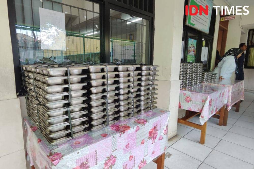 Pelaksanaan program makan bergizi gratis di sekolah di kawasan DKI Jakarta pada Senin (6/1/2025). (IDN/Yosafat Diva Bayu Wisesa)