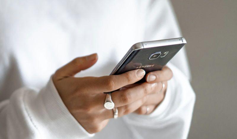 mengecek pajak kendaraan melalui smartphone (unsplash.com/Kelli McClintock)