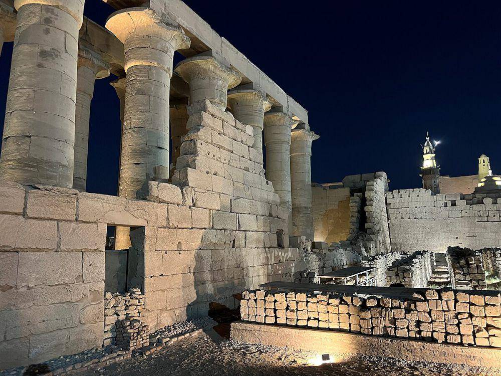 potret Kuil Luxor di malam hari (commons.wikimedia.org/Onceinawhile)