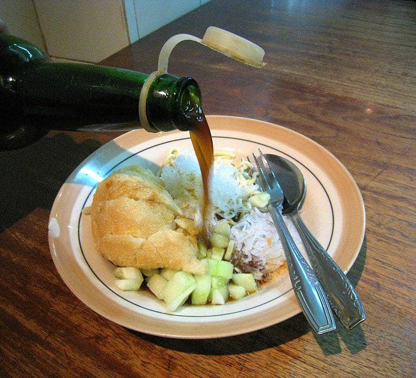 Kenapa Pempek Disajikan dengan Cuko? Ini Alasannya