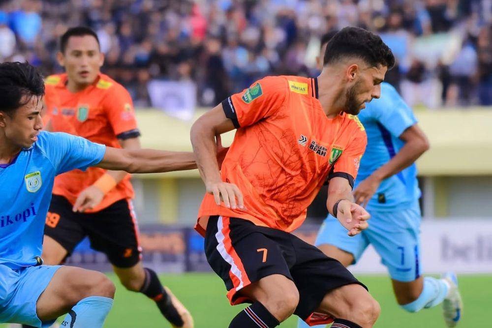 Pemain Persibo Bojonegoro dalam laga melawan Persela Lamongan di Grup 3 Liga 2 Indonesia 2024/2025. (instagram.com/persibo.bojonegoro)