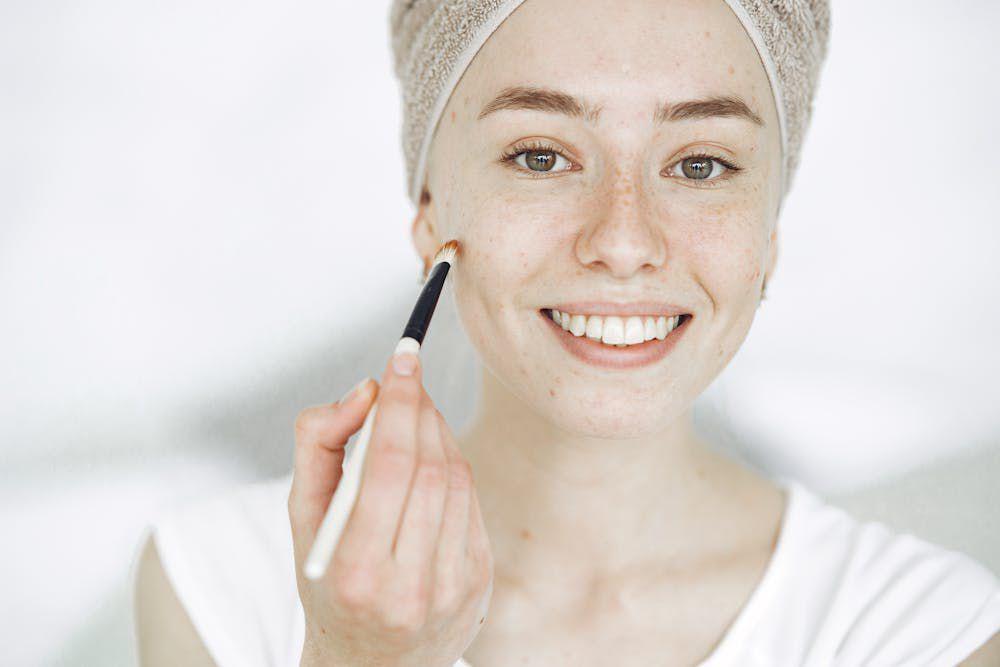 4 Efek Buruk Menggunakan Concealer Berlebihan pada Kerutan