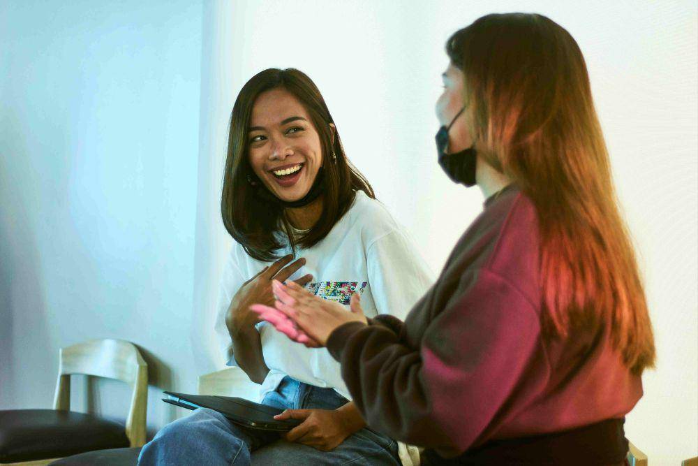 ilsutrasi dua perempuan mengobrol. (pexels.com/Katrina Marti)