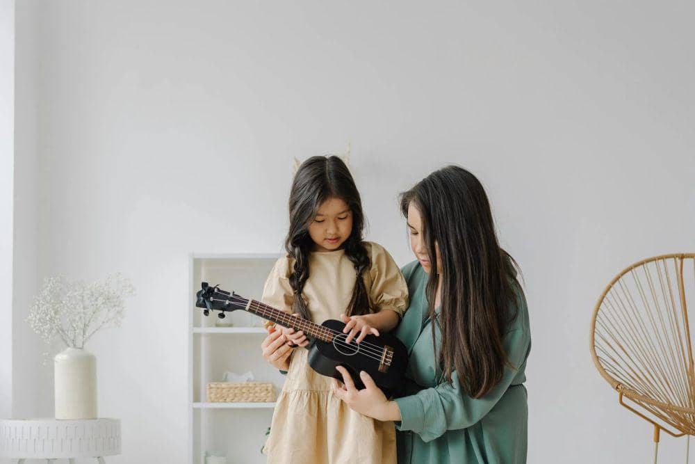 potret ibu yang mengajari anak main ukulele (pexels.com/Mikhail Nilov)