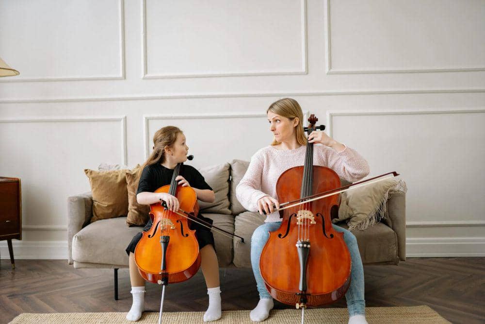 potret ibu dan anak bermain cello (pexels.com/Yan Krukau)