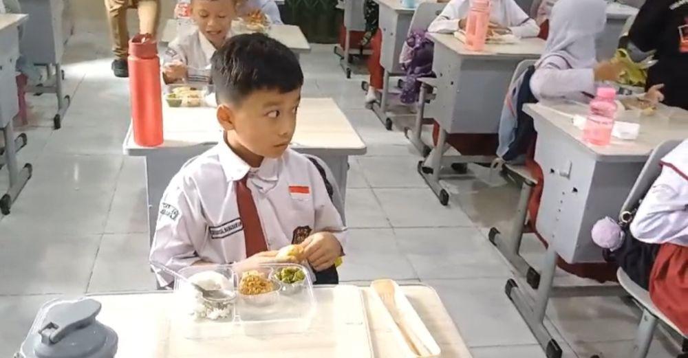 Pembagian makan bergizi gratis (MBG) di sejumlah sekolah di Palembang (Dok: tangkapan layar)
