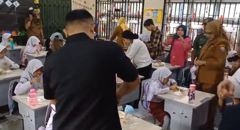 Pembagian makan bergizi gratis (MBG) di sejumlah sekolah di Palembang (Dok: tangkapan layar)