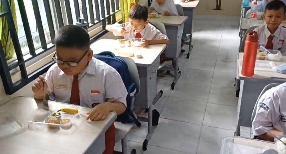 Pembagian makan bergizi gratis (MBG) di sejumlah sekolah di Palembang (Dok: tangkapan layar)
