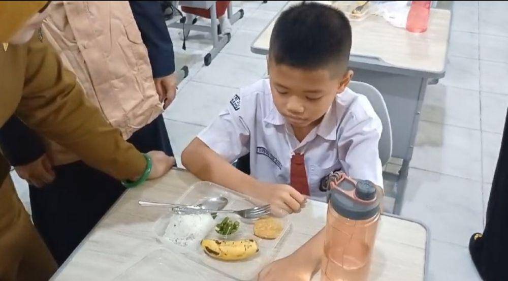 Salah satu siswa SD di Palembang yang enggan memakan menu MBG (Dok: Tangkapan Layar)
