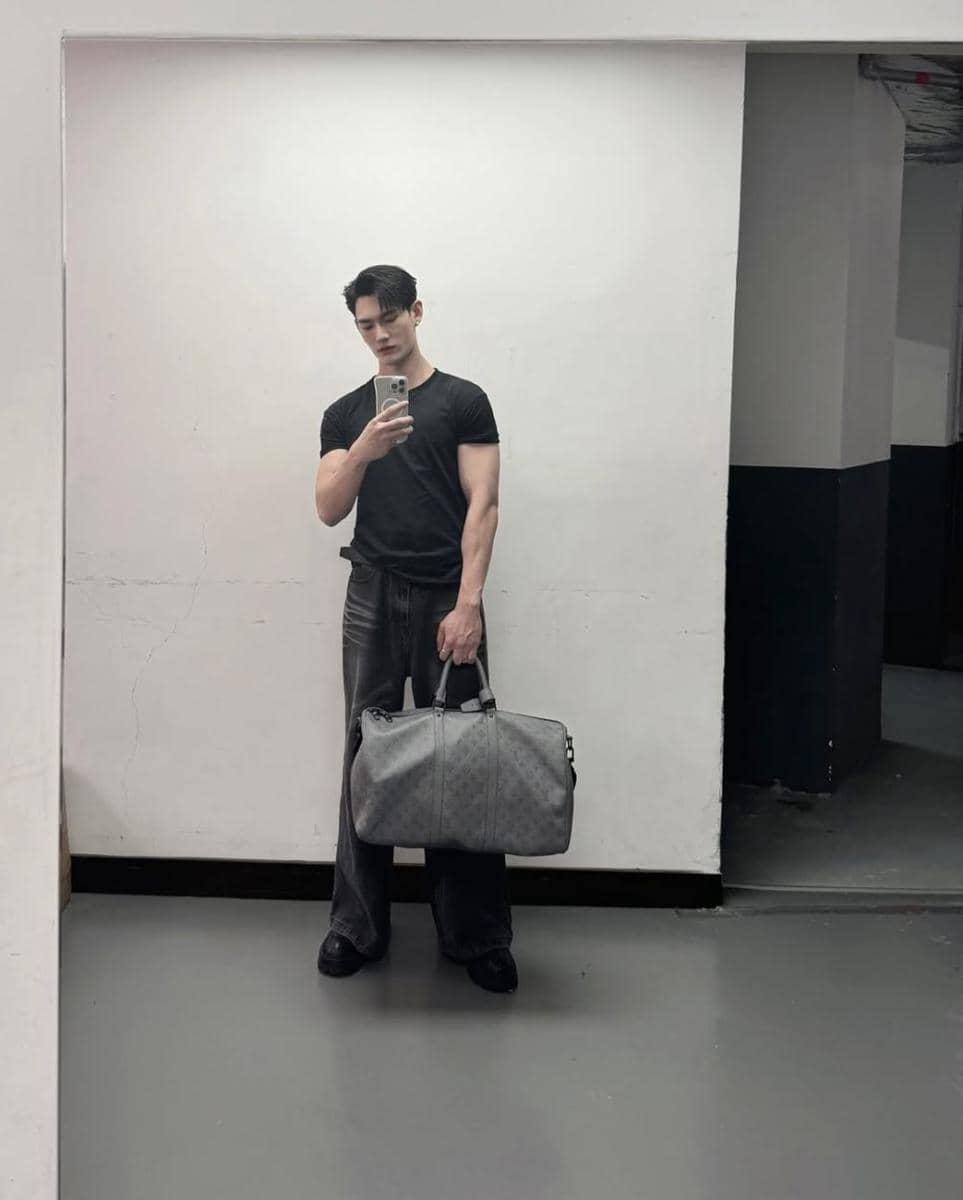 OOTD nuansa hitam ala Pavel Naret (instagram.com/pavelphoom)