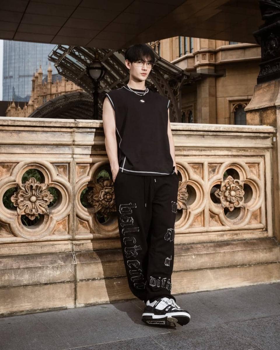 OOTD nuansa hitam ala Pavel Naret (instagram.com/pavelphoom)