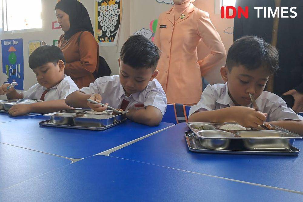 Program Makan Bergizi Gratis (MBG) mulai dilaksanakan pada Senin (6/1/2025). 