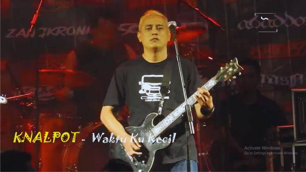 potret penampilan Knalpot band membawakan Waktu Ku Kecil (Youtube.com/ Borderless Scene Entertainment)
