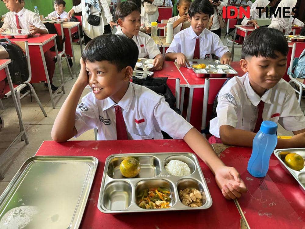 Peluncuran program makan bergizi gratis di SD Cilangkap 5 Depok. (IDN Times/Triyan).