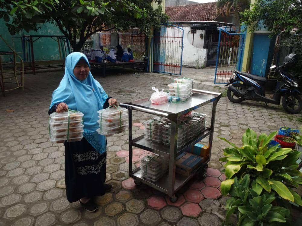 Guru saat hendak membagikan paket MBG  ke siswa di Tulungagunh. IDN Times/ Bramanta Pamungkas