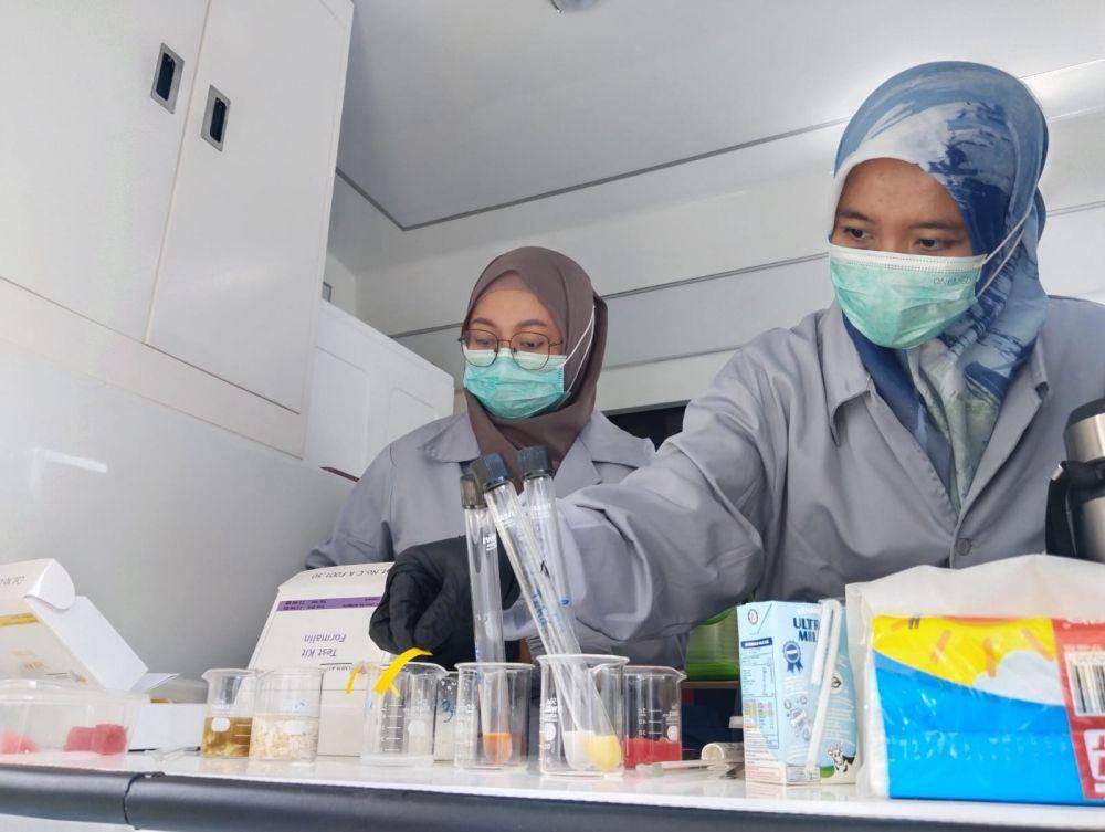 Petugas BPOM Kediri melakukan uji lab makanan bergizi gratis di Tulunagung. IDN Times/ Bramanta Pamungkas
