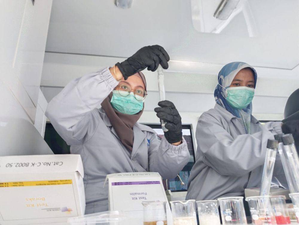 Petugas BPOM Kediri melakukan uji lab makanan bergizi gratis di Tulunagung. IDN Times/ Bramanta Pamungkas