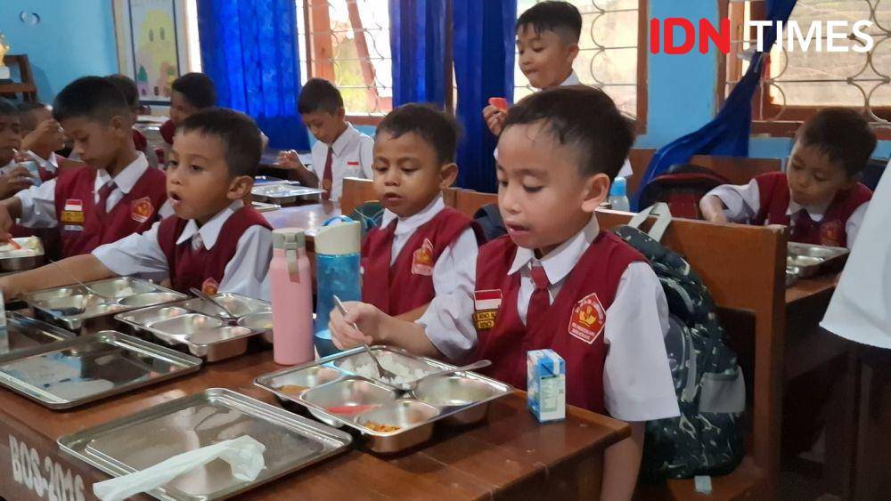 Program Makan bergizi gratis di SDI Tamamaung IV Makassar, Senin (6/1/2025). (IDN Times/Darsil Yahya)