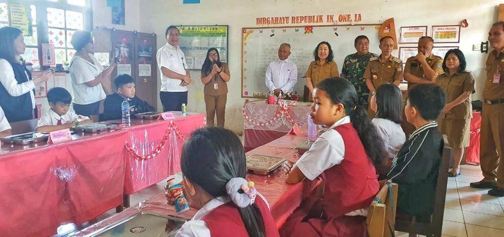 Pelaksanaan program Makan Bergizi Gratis (MBG) di salah satu SD di Langowan, Minahasa, Sulawesi Utara, Senin (6/1/2025). IDNTimes/Istimewa