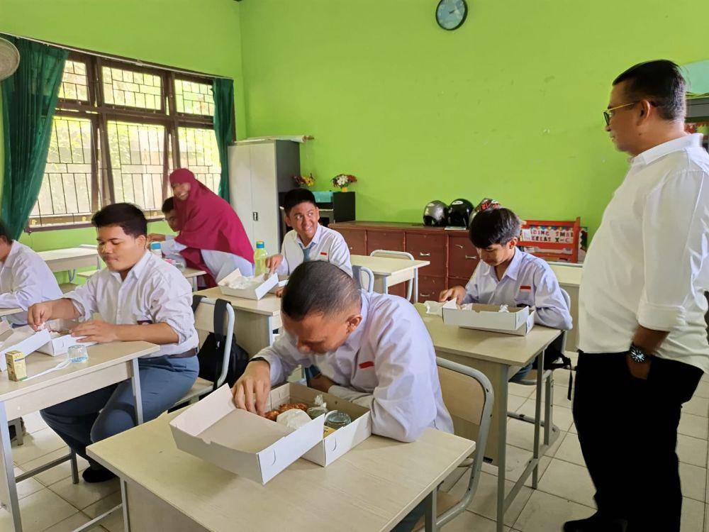 Pj Gubernur Kaltim Akmal Malik saat meninjau uji coba MBG di SLBN Balikpapan pada 11 Desember 2024 lalu. (IDN Times/Erik Alfian)