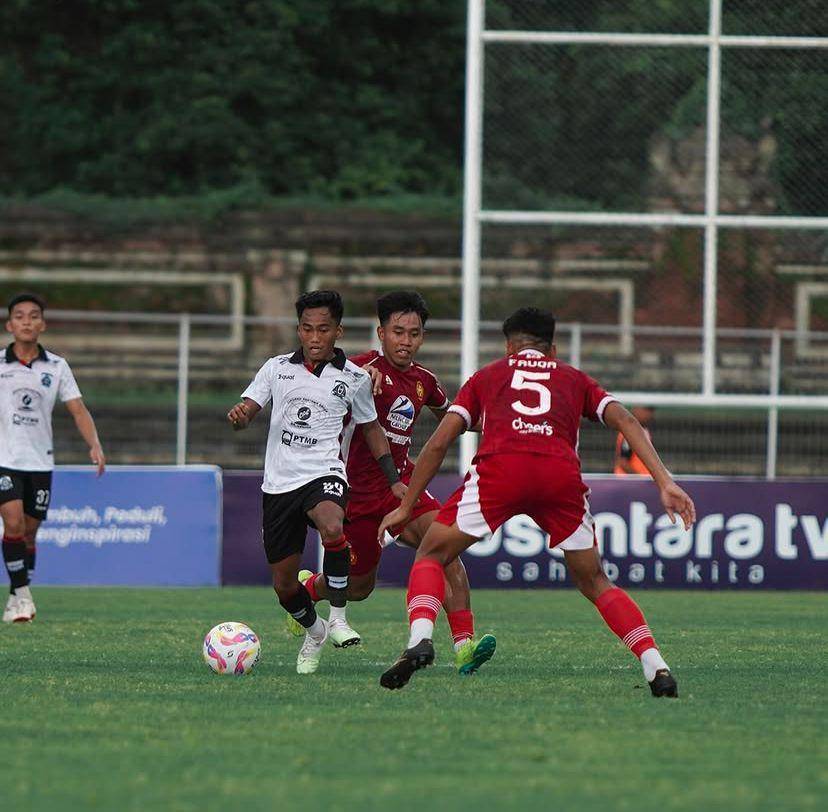 Persiba Balikpapan (jersey putih) gagal meneruskan tren positif setelah ditahan imbang Persiba Bantul 1-1. (Dok. Instagram Persiba)