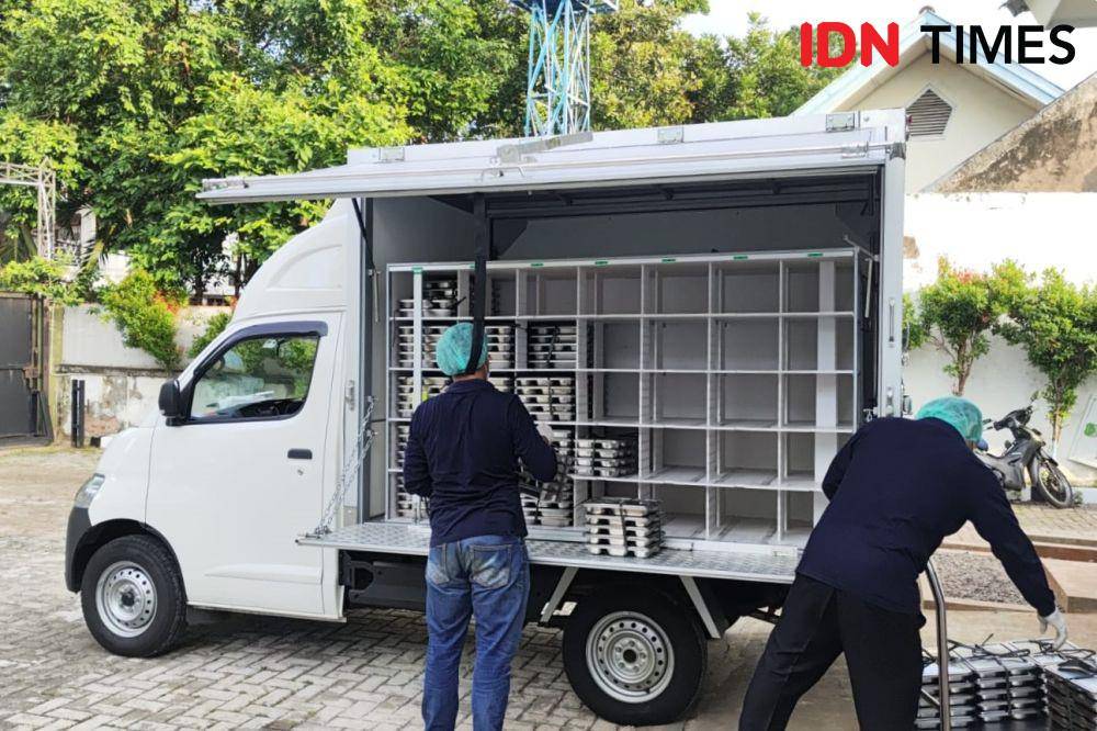 SPPG Palmerah menyiapkan paket makanan program Makan Bergizi Gratis (MBG), Senin (6/1/2025). (IDN Times/Yosafat Diva Bayu Wisesa)