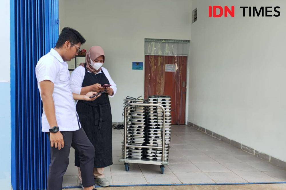 SPPG Palmerah menyiapkan paket makanan program Makan Bergizi Gratis (MBG), Senin (6/1/2025). (IDN Times/Yosafat Diva Bayu Wisesa)